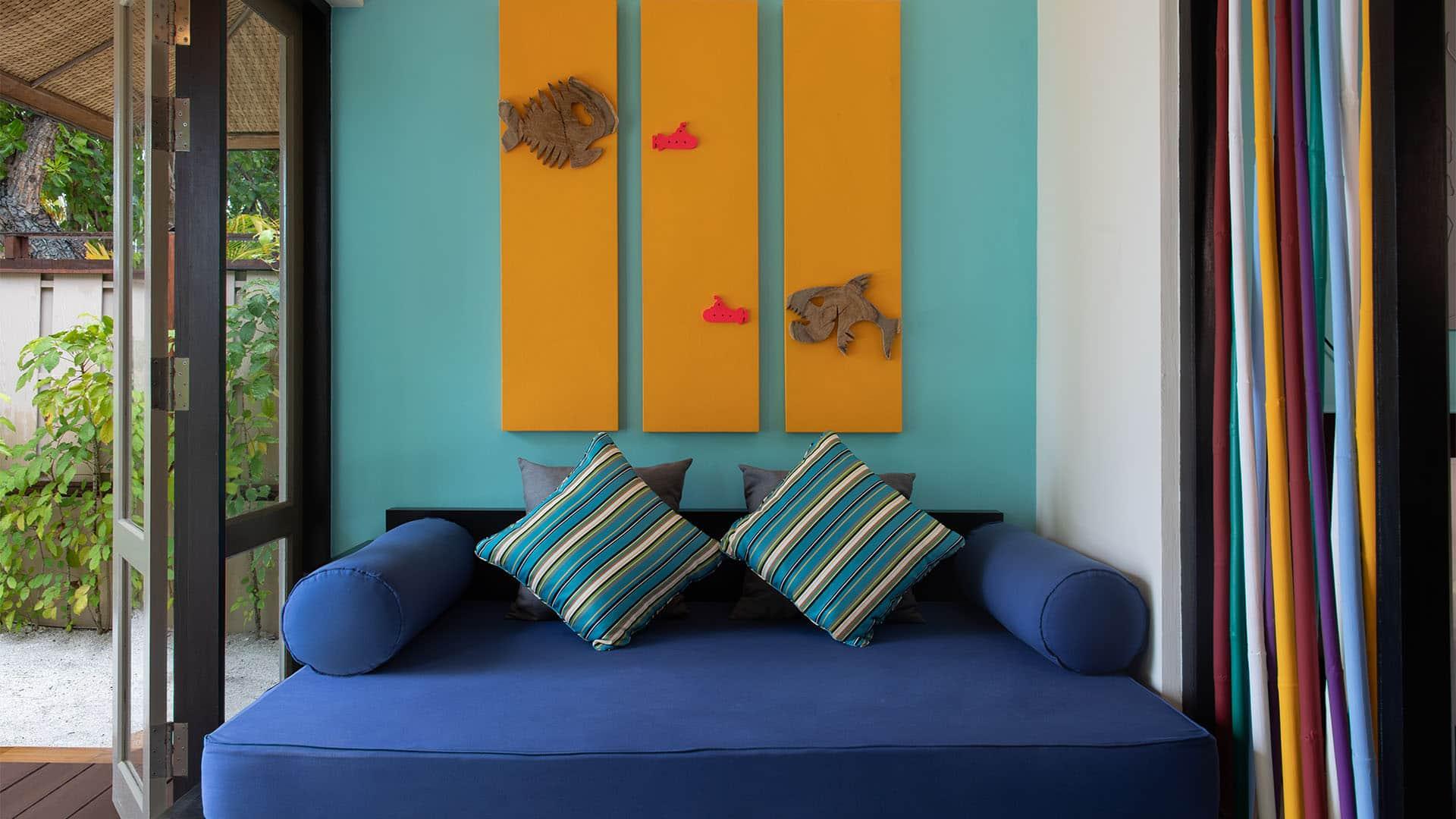 Dh-Ihuru-Accommodation-Beachfront-Jet-Pool-Sofa