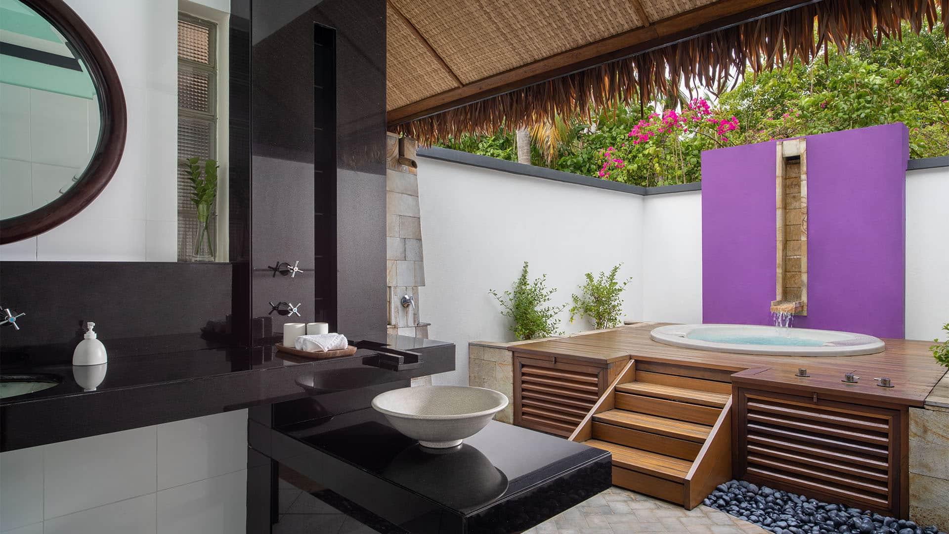 Dh-Ihuru-Accommodation-Beachfront-Jet-Pool-Toilet