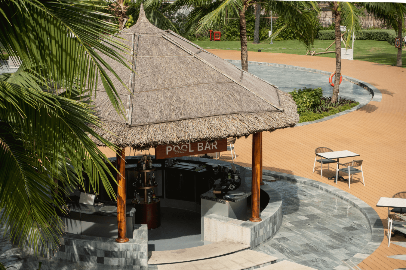 Overview Maila Pool bar