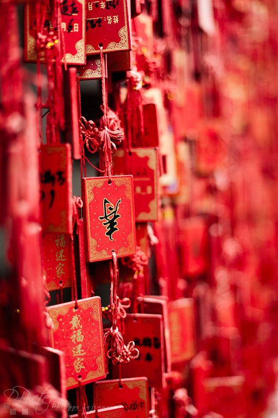 write your wishes on the frame with red envelopes